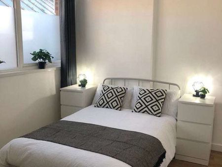 Victoria Park Square Room 1 - Photo 3