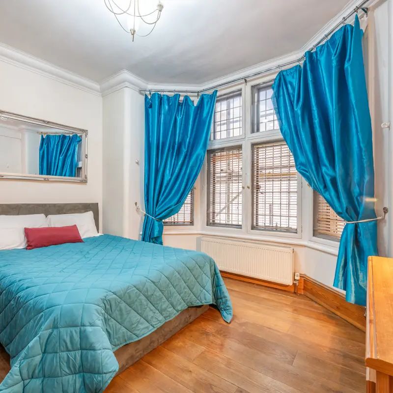 2 bedroom flat in London - Photo 1