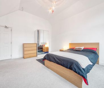 3 bedroom flat to rent - Photo 4