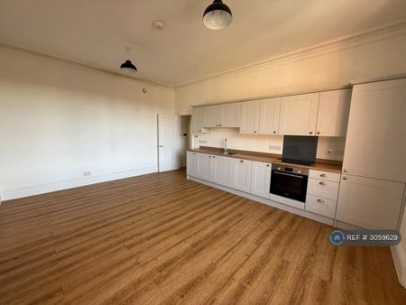 3 bedroom flat to rent - Photo 2