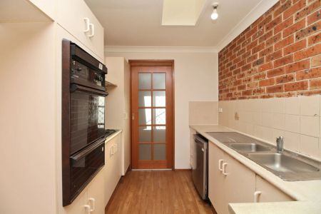 SPACIOUS 2-BEDROOM VILLA, QUIET COMPLEX, CLOSE TO SHOPS & TRANSPORT - Photo 4