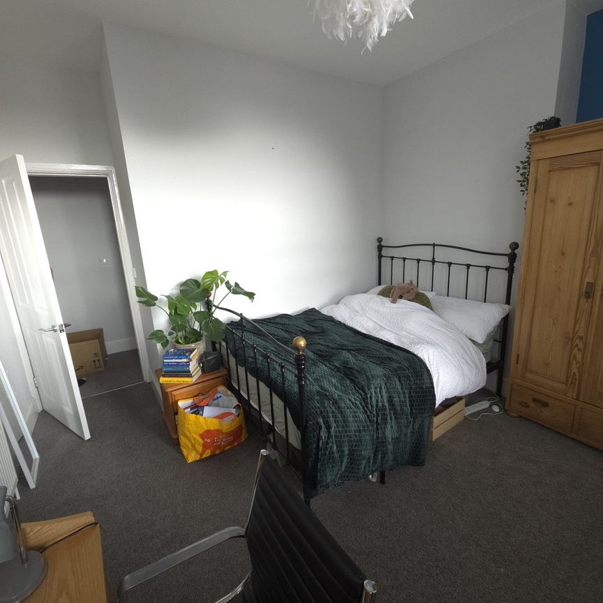 2 Bed - Flat 5, 35 Richmond Road, Headingley, Leeds - LS6 1BX - Student/Professional - Photo 1