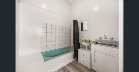 Spacious, Freshly Painted, Shopping Nearby! - Photo 2