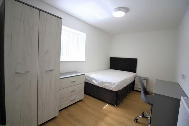 6 bedroom detached house to rent - Photo 1