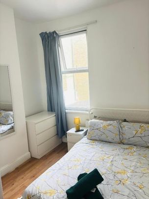Room in a Shared House, Mossford Street, E3 - Photo 1
