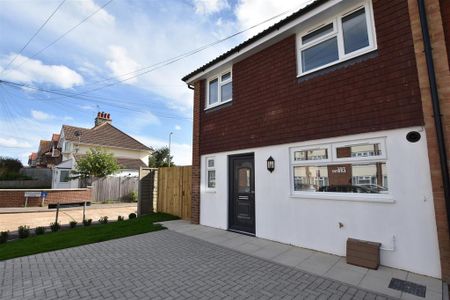3 bedroom end of terrace house to rent - Photo 3