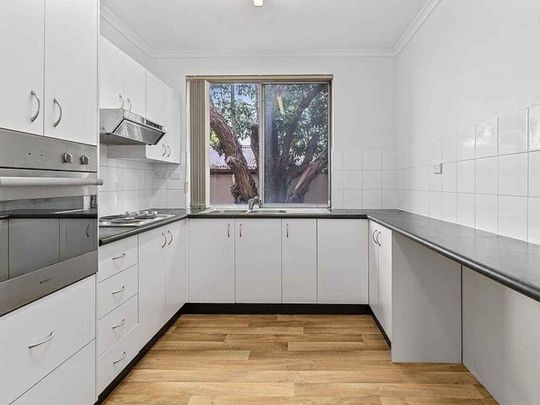 Spacious ground floor apartment - Photo 1
