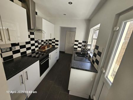 3 bedroom terraced house to rent - Photo 5