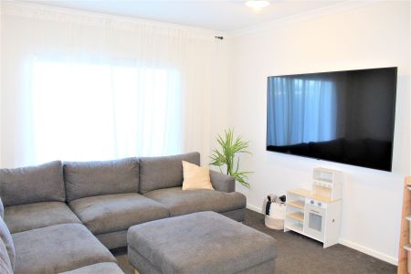 3 BEDROOM FAMILY HOME IN GREAT LOCATION - Photo 2