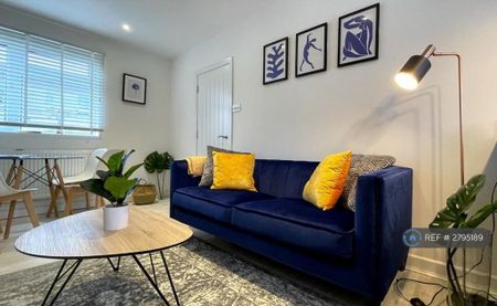 4 bedroom semi-detached house to rent - Photo 3