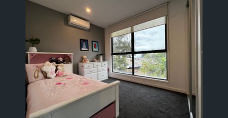 Stylish Contemporary Family Home in Prime MWSC & Pinewood Primary School Zones. - Photo 5