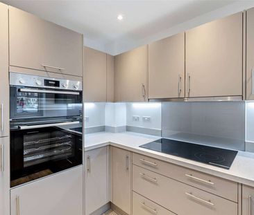 A modern three bedroom family home with private garden and parking - Photo 3