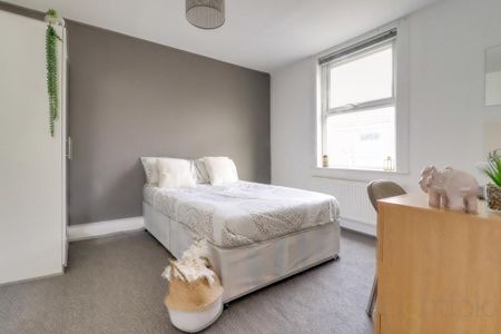 6 bedroom terraced house to rent - Photo 3