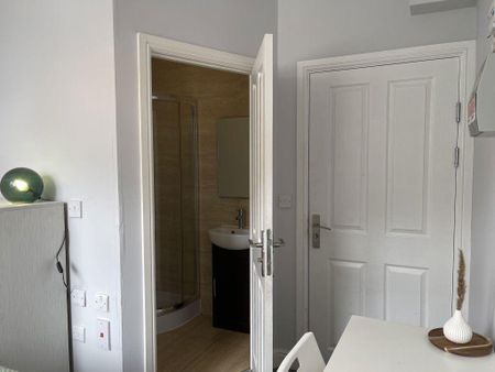 1 bedroom in a house share to rent - Photo 5