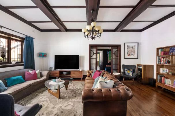 Landmark estate with contemporary sophistication - Photo 1