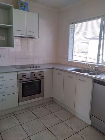 Pet Friendly 3 Bedroom family home - Photo 5