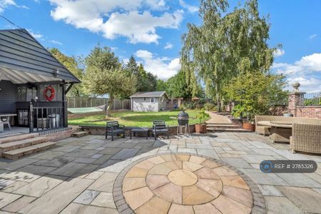 5 bedroom detached house to rent - Photo 2