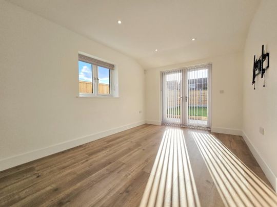 2 bed detached bungalow to rent in Crays Hill, Billericay, CM11 - Photo 1