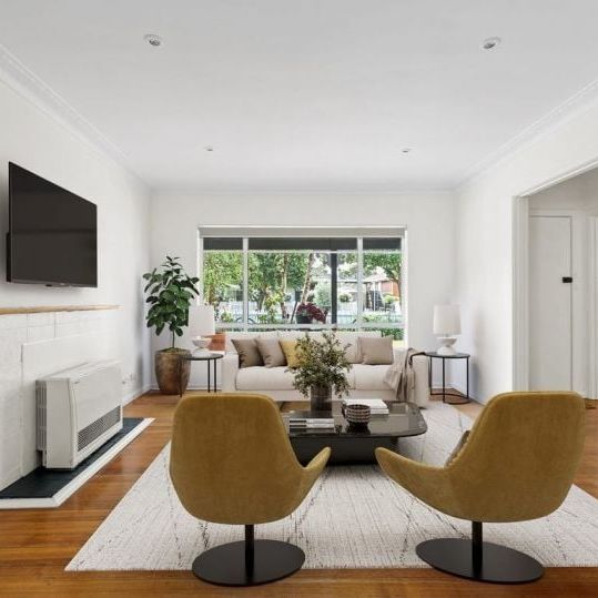 Charming family home in quiet urban coastal location - Photo 1