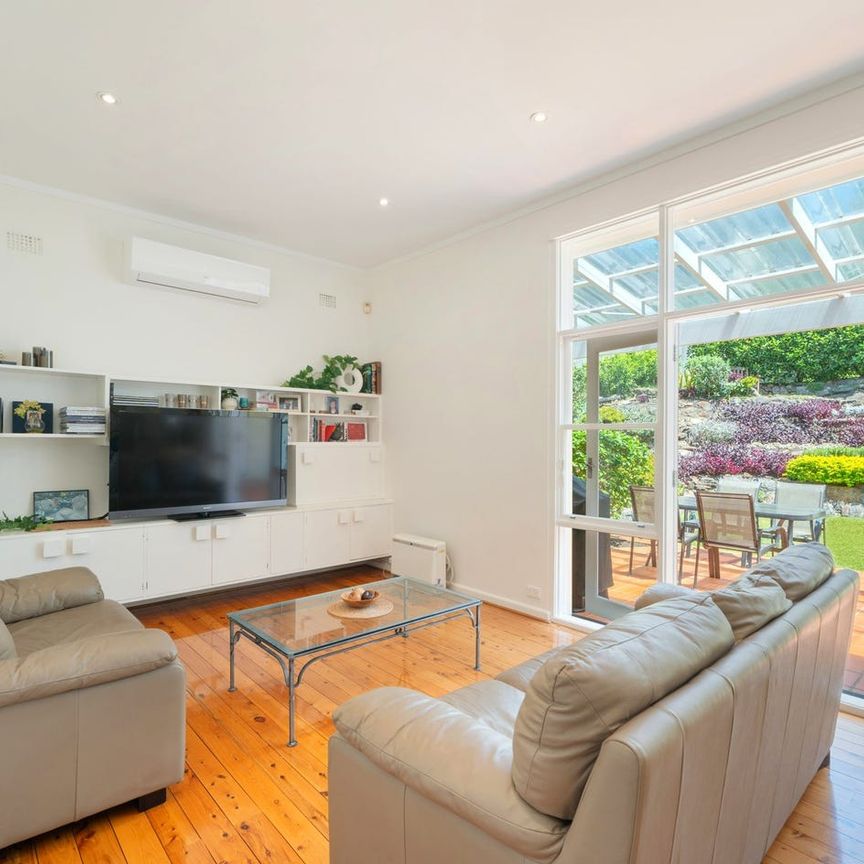 Family Residence On Approx. 695sqm With NE Views & Sunny Garden - Photo 1