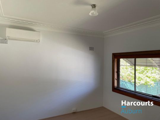 WELL-PRESENTED 3 BEDROOM HOUSE + 1 BEDROOM STUDIO - Photo 1