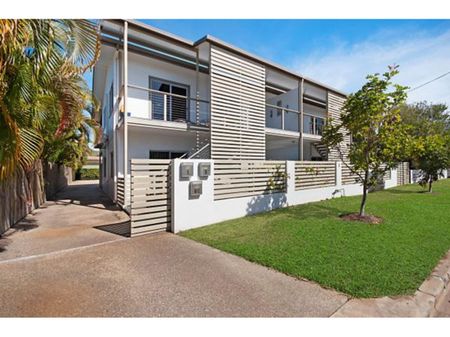 Coastal Serenity: Spacious 2-Bedroom Ground-Floor Unit Steps from Rowes Bay Beach - Photo 2