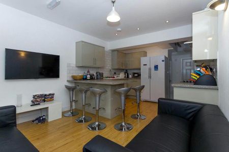 6 bedroom house to rent - Photo 2