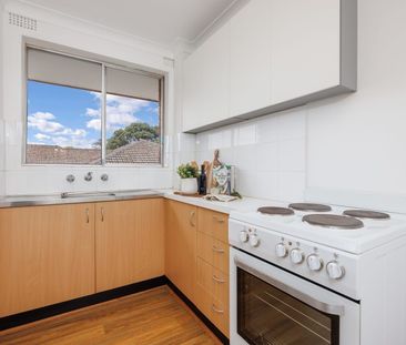 North facing apartment with sunlit balcony - Photo 3