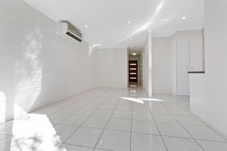 Modern Townhouse with Air Conditioning! - Photo 5