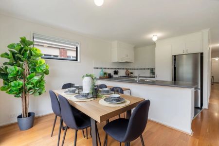 Cosy Family Home in a Prime Craigieburn Location - Photo 2