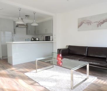3 Bed Terraced House, Heron Place, SE16 - Photo 2