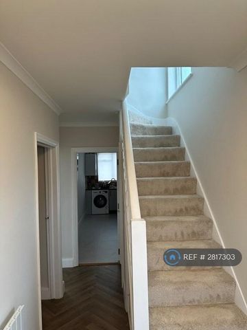 4 bedroom semi-detached house to rent - Photo 4