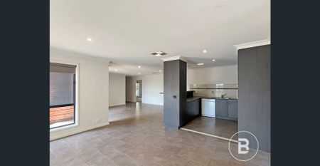 4 Bedroom Family home in popular Golden Square - Photo 2