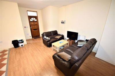 2 bedroom Flat in 14 Raglan Road, Leeds - Photo 1