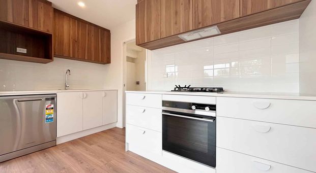 CHRISTCHURCH CENTRAL - 3 BEDROOMS, 3.5 BATHROOMS, 2 HEATPUMPS - Photo 1