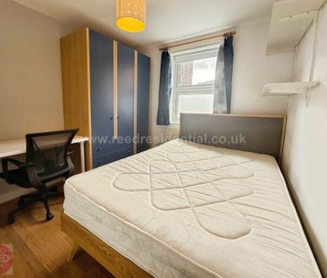 Castle Boulevard, Lenton, England - Photo 4