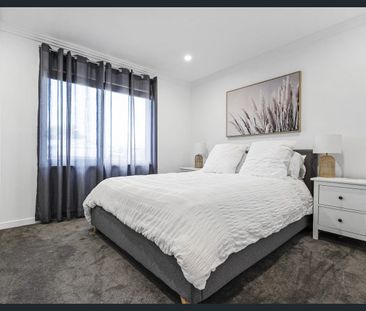 Beautifully renovated 3 bedroom house, pet friendly - Photo 3