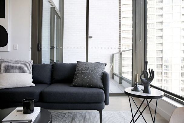 FURNISHED STUNNING TOP FLOOR 2 BEDROOMS APARTMENT IN DARLING SQUARE - Photo 1