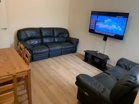 4 Bed Terraced House, Coronation Street, M5 - Photo 2