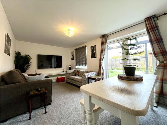 4 bedroom end of terrace house to rent - Photo 1