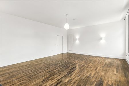 A stunning second floor apartment located on a quiet mews in central Marylebone. - Photo 3