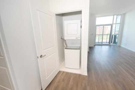 For Lease - 30 Meadowglen Place Unit# 813, Toronto, Ontario - Photo 2