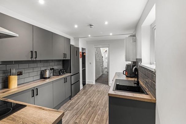 1 bedroom in a house share to rent - Photo 1