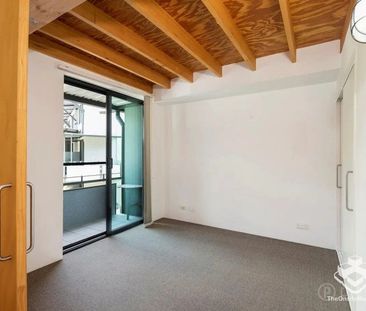 Urban Loft Living in the Heart of Teneriffe - Photo 1