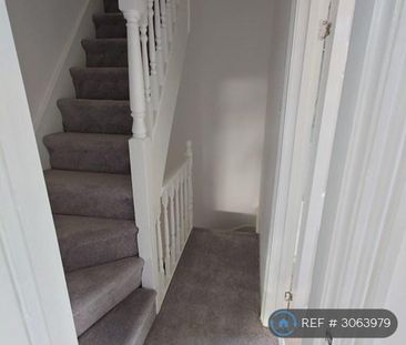 2 bedroom end of terrace house to rent - Photo 5