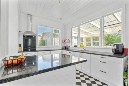 Updated three-bedroom home - Photo 4