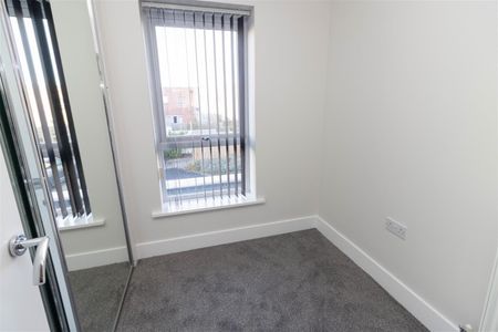 3 Bedroom House - Terraced - Photo 2