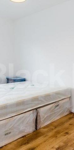 Located in Zone 1 in a prime location in EC1 perfect for 3 sharers - Photo 1