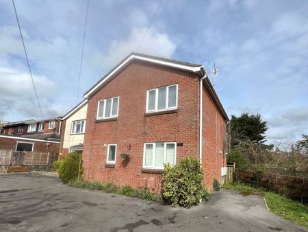 2 Bedroom Flat / Apartment - Winchester Road, Bishops Waltham - Photo 5