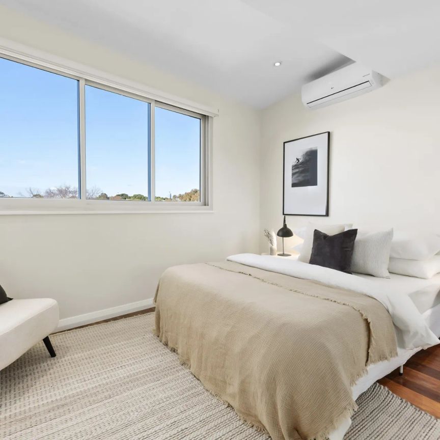 Multilevel family home with sweeping city and Harbour Bridge views. - Photo 1